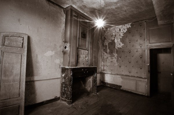 Decrepit room in black and white - Martin Soler photography