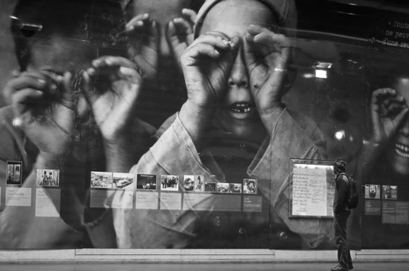 Looking back, Reza's Photography exhibition at Luxemburg RER station in Paris - Street Photography